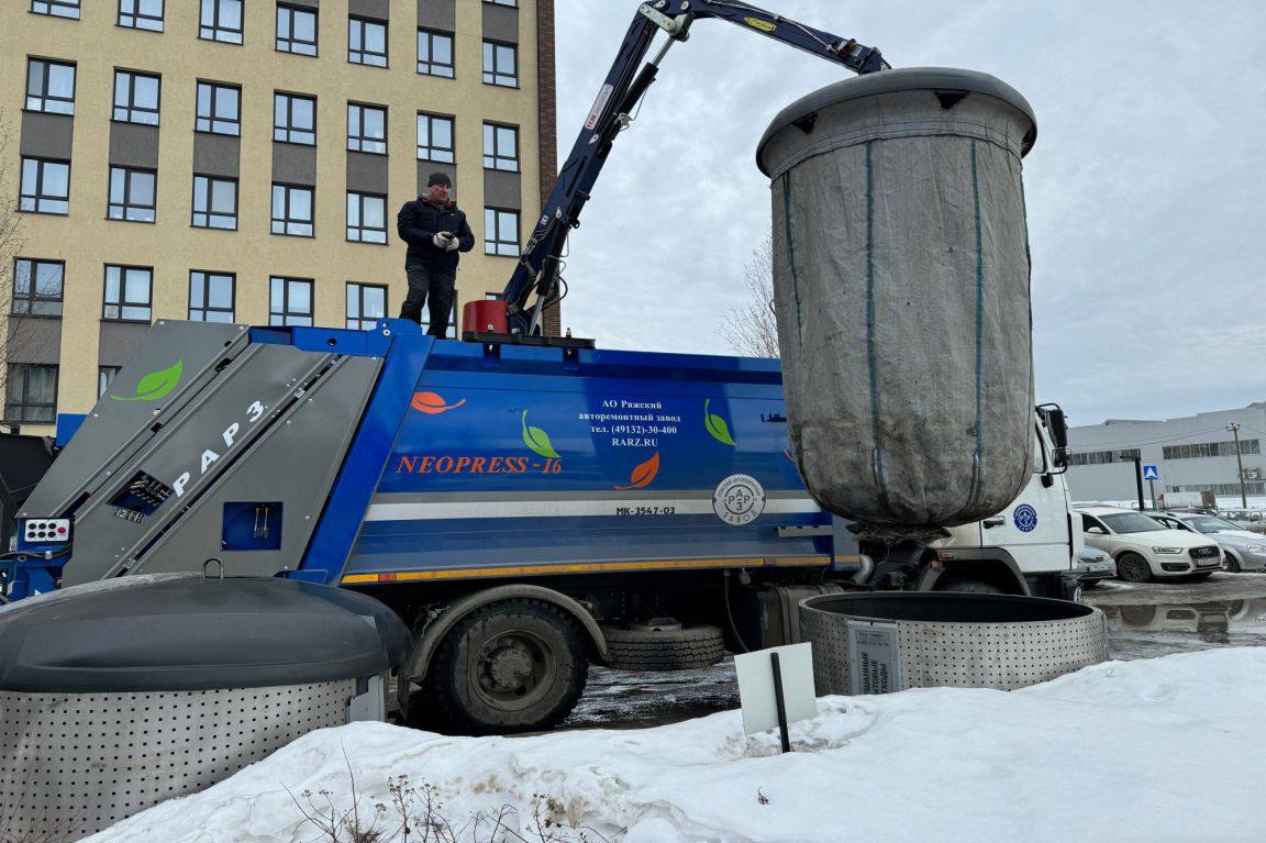 В Екатеринбурге вышел на линию новый сверхмощный мусоровоз - «Уральский  рабочий»